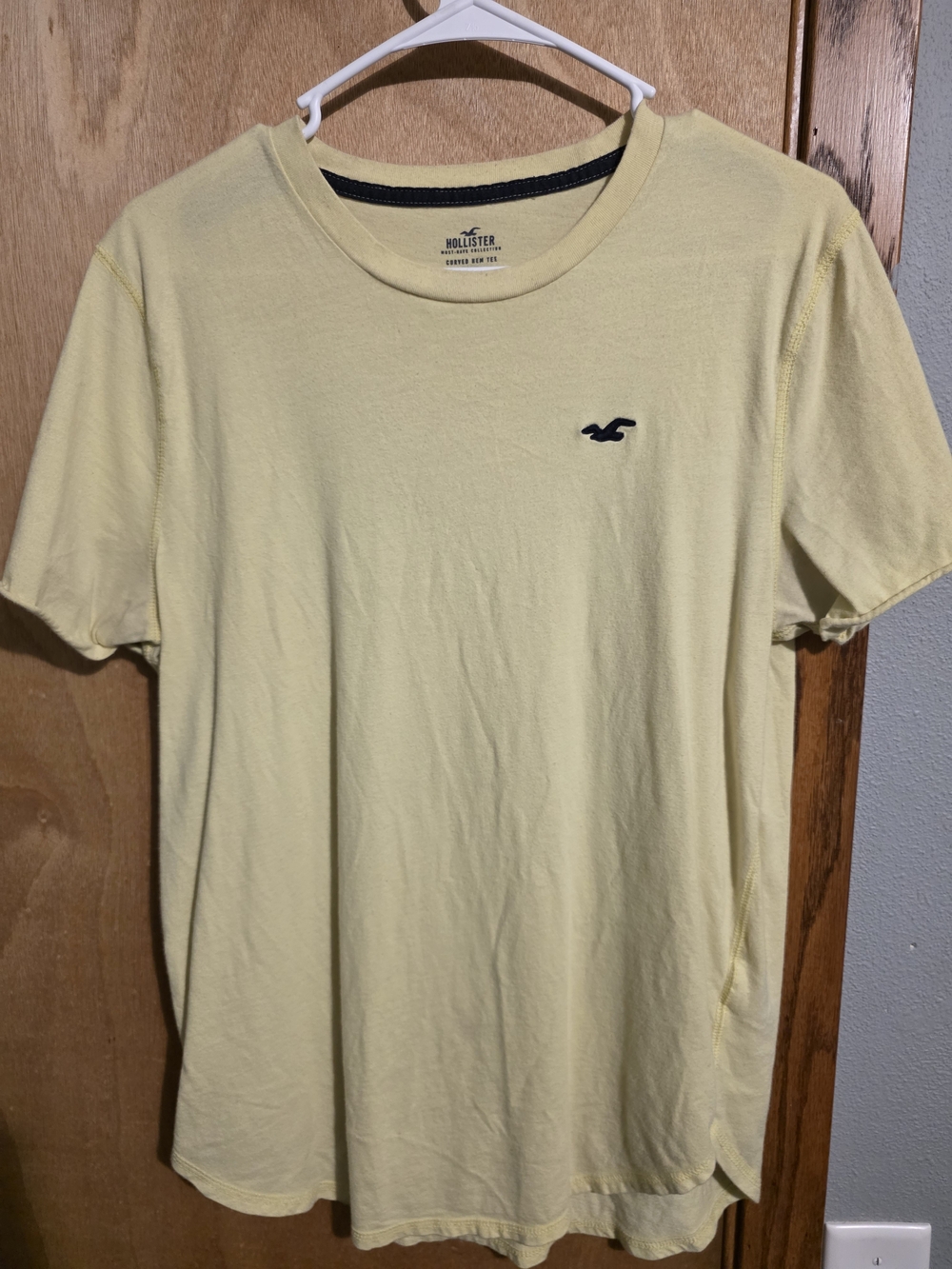 Hollister Men’s Short Sleeve Crew Tee in Light Yellow with Navy Logo